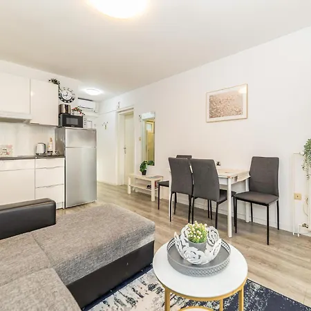 Micic By Belmont Realty Zára