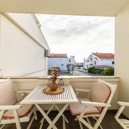 Micic By Belmont Realty Zára
