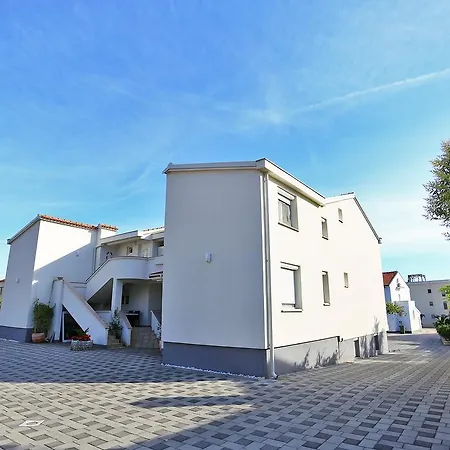 Micic By Belmont Realty Zára